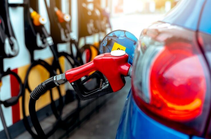 ¡Respiro en las bombas! Gobierno congela príncipales combustibles tras alzas de la semana pasada El GLP permanece congelado a RD$137.20 por galón, beneficiando directamente a las amas de casa y al transporte público.