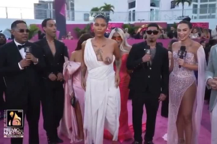 Tokischa llega impactante a Premio Lo Nuestro vestida de un seno afuera