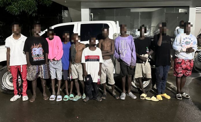 Retienen 114 haitianos ilegales durante operativo en San Juan; ocupan drogas, motocicletas y armas blancas