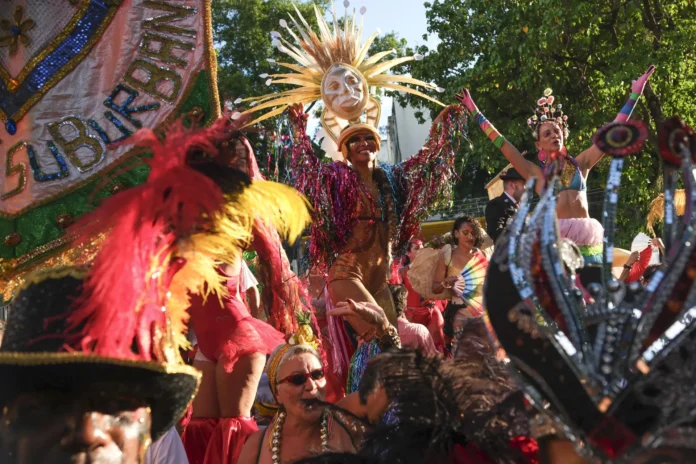 Un desfile de Carnaval rinde tributo a médicos y pacientes de salud mental en Río