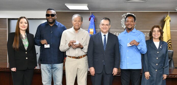 Presentes, además, Benny Metz y Alexis Alcántara, presidente y director ejecutivo del Consejo Nacional de la Discapacidad (CONADIS), respectivamente, así como también representantes de la entidad.