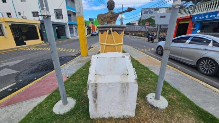 Sustraen placa conmemorativa del Parque Luis “Terror” Días en Bonao