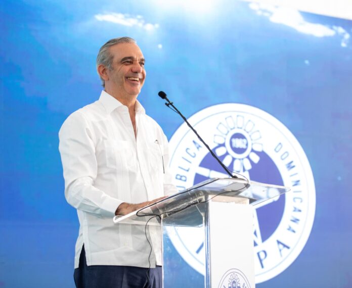 Subrayó que el Gobierno ejecuta proyectos de saneamiento y ampliación de acueductos como parte de una planificación nacional para garantizar acceso sostenible al agua potable.