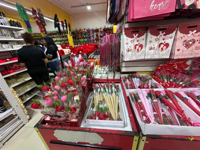 San Valentín se mueve en la Duarte; comerciantes reportan ventas estables