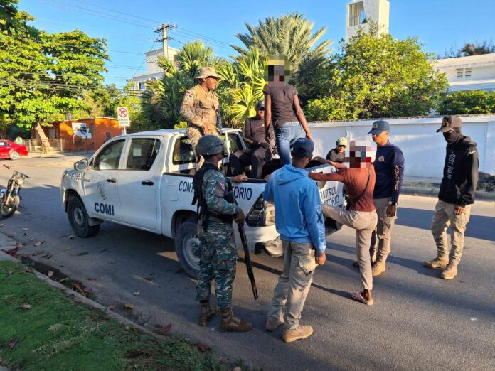 Migración deporta 1,124 personas hacia Haití, unos 591 salen por Elías Piña