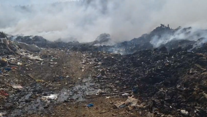 Incendio en vertedero de Monseñor Nouel moviliza brigadas y mantiene en alerta a comunidades