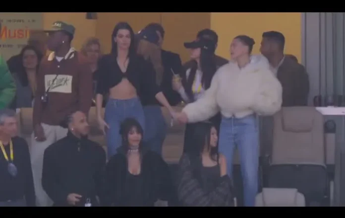 Reacción de Kendall Jenner durante el show de medio tiempo de Bad Bunny genera comentarios en redes