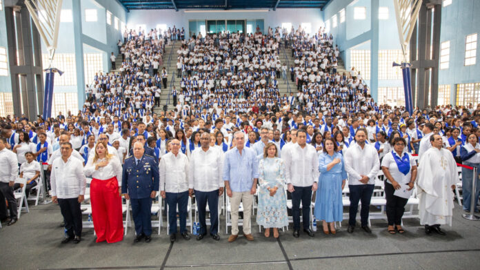 Vásquez resaltó la valentía de los jóvenes que, pese a las dificultades, apostaron por su formación y destacó la importancia de maestros, instituciones, empresas y familias que apoyan el desarrollo de la iniciativa.