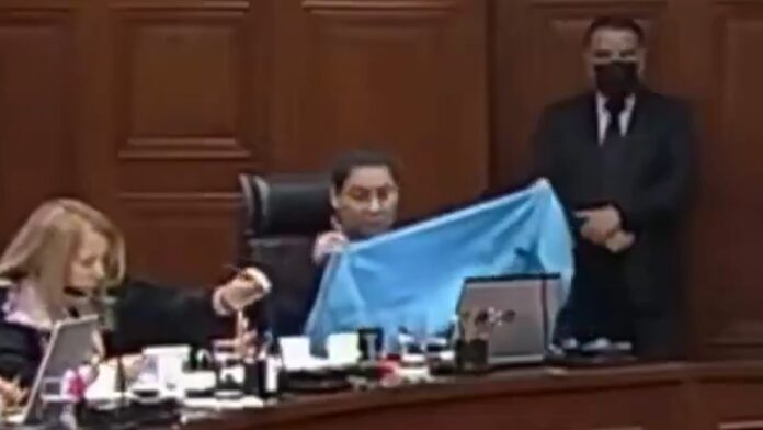 El momento ocurrió durante una sesión del máximo órgano judicial mexicano, cuando varios ministros exponían sus argumentos sobre un tema en debate.