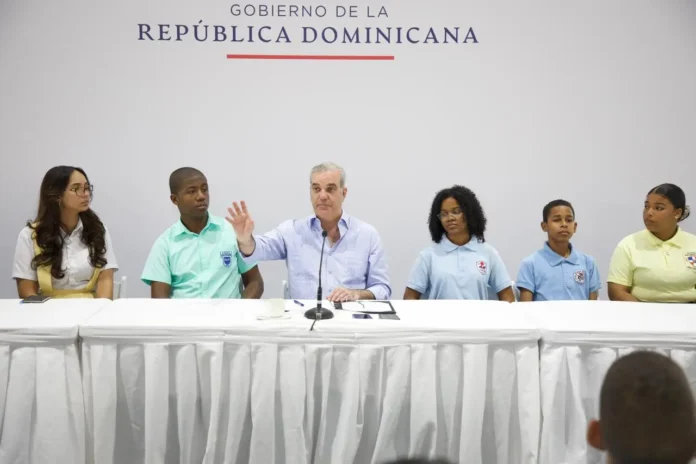 Abinader también se refirió a los proyectos de saneamiento de cañadas que desembocan en el río Ozama, con el objetivo de reducir la contaminación y mejorar el entorno de las comunidades y centros educativos cercanos.