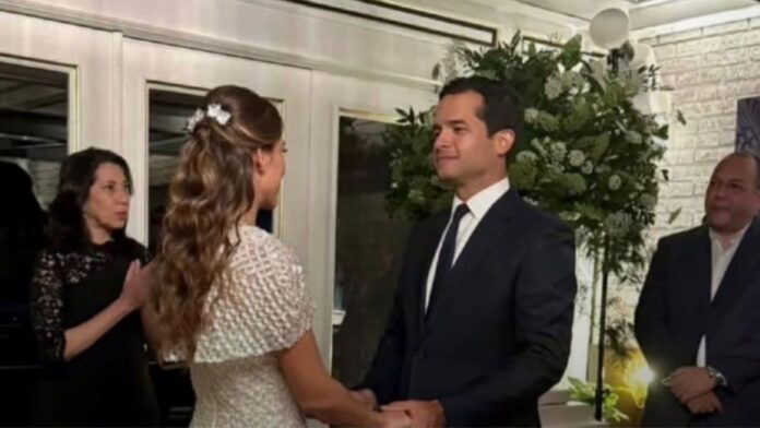 La boda se realizó por lo civil y contó únicamente con la presencia de familiares y amigos cercanos, en un ambiente íntimo.