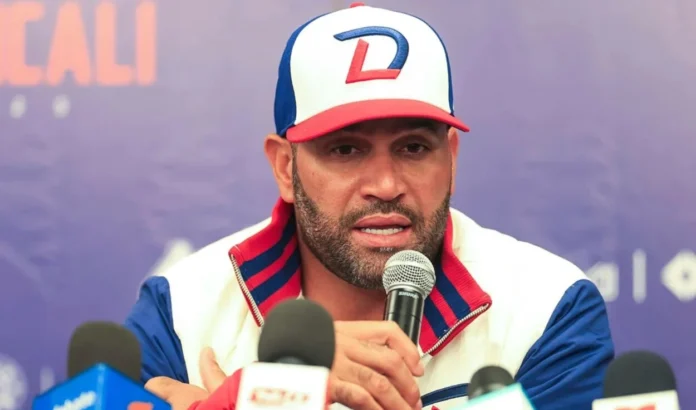“Créanme, ellos entienden. El equipo entero entiende que nuestra meta es ganar este torneo. Todos. Nuestro país está esperando que nosotros ganemos este torneo”, expresó Pujols, subrayando la determinación y el enfoque del conjunto dominicano.