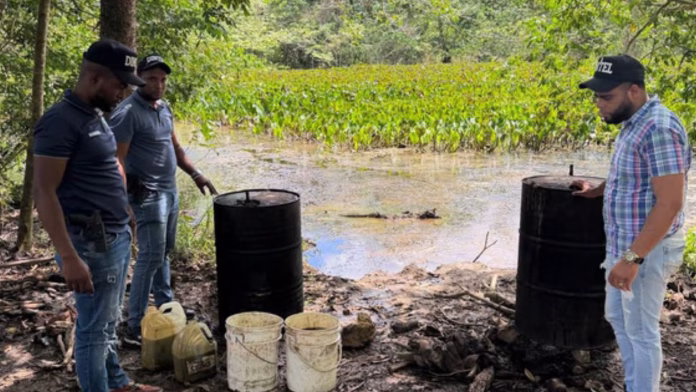 Desmantelan laboratorio clandestino de bebidas alcohólicas adulteradas en Monte Plata