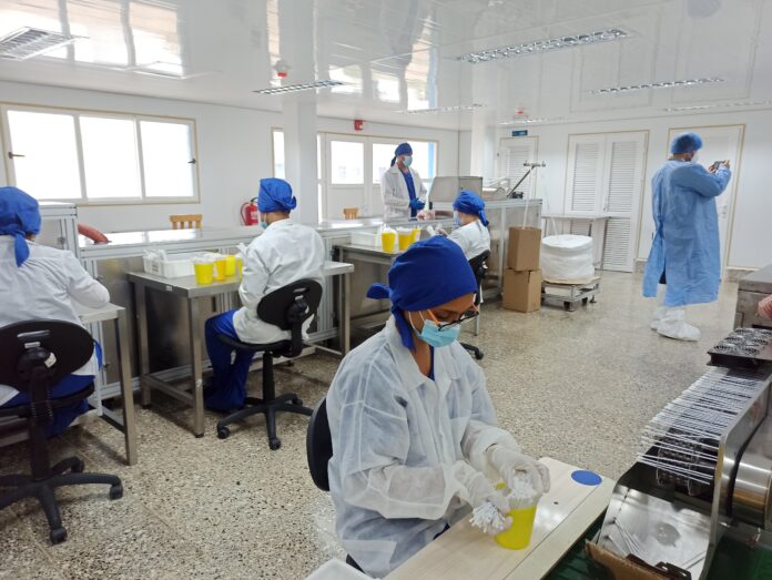 Las mayores tasas de detección acumulada se observan en las provincias La Habana (oeste) y Santiago de Cuba (este), donde se concentran más del 50% de los casos.