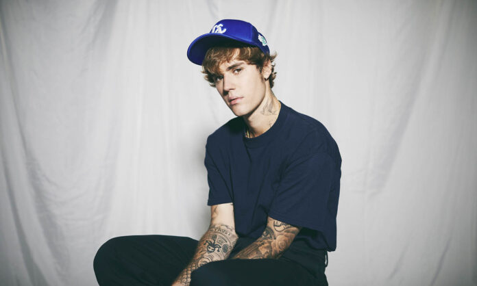 Justin Bieber regresó por todo lo alto al Festival de Coachella con un espectáculo abarrotado en el que, además de presentar música de su etapa más reciente, hizo un repaso nostálgico de su carrera desde sus inicios en internet. Sobre un escenario minimalista y con una sudadera rosa, el cantante comenzó su concierto de este sábado con ‘All I Can Take’, primera de más de una decena de canciones que marcarían la primera parte de su actuación de sus álbumes ‘SWAG’ y ‘SWAG II’. El show alternó entre picos de intensidad y pasajes más tranquilos, durante los cuales algunos asistentes incluso se sentaron en el suelo, solo para levantarse después y bailar al ritmo de sus temas más clásicos. El cantante, que no se presentaba en escenarios de gran formato desde su gira Justice World Tour en 2022, utilizó una computadora para interactuar, aparentemente, con el público que le enviaba peticiones de canciones a través de la transmisión de YouTube. En una especie de karaoke masivo, Bieber revivió fragmentos de éxitos de sus inicios, como ‘Baby’ o ‘Favorite Girl’, e incluso proyectó el video en el que interpreta un cover’ de ‘With You’, de Chris Brown, que subió a la plataforma cuando tenía 13 años y que lo catapultó a la fama. Bieber cerró su actuación estelar con invitados especiales como Dijon, Tems, Wizkid y Mk.gee. Su febril base de fans, conocidos como los Believers, se conglomeró muchas horas antes de su presentación, pero comenzó a ser notoria su presencia durante la actuación de The Strokes, la banda anterior al show del canadiense. Los Strokes y Nine Inch Noize Los miembros de esa banda estadounidense de rock independiente, que fue cabeza de cartel en 2011, hicieron comentarios sarcásticos a lo largo de la noche sobre actuar antes que la estrella de pop. «Quiero darles las gracias por haber cumplido nuestro sueño de toda la vida de ser teloneros de Justin Bieber», dijo irónicamente el bajista de The Strokes, Nikolai Fraiture, al público. Al otro lado del Empire Polo Club que alberga el evento, Nine Inch Noize, la alianza entre el legendario dúo de rock industrial estadounidense Nine Inch Nails (NIN) y el productor alemán Alexander Ridha, irrumpió con una puesta en escena visceral. La combinación de ritmos electrónicos pesados, visuales violentos en colores rojos, blanco y negro, y una coreografía caótica sobre una rampa gris ofreció una experiencia inmersiva y disruptiva. Y entre los artistas emergentes destacados del día estuvo Sombr, quien, vestido con cuero negro y una estética de estrella de rock clásico, brilló con una ecléctica presentación en la que interpretó canciones como ‘Homewrecker’ rodeado de bailarinas de ballet. El cantante de 20 años, nominado como mejor artista nuevo en los últimos Grammy, subió además al escenario a Billy Corgan para cantar ‘1979’. El vocalista de The Smashing Pumpkins también había estado el año pasado en el festival como artista invitado durante la presentación de My Chemical Romance. España, Brasil y Colombia toman los escenarios Entre las propuestas en español, destacó el cantante español Rusowsky, quien animó el escenario Sonora con un show a poca luz, su característica peluca y lentes oscuros, y temas como ‘malibU’, ‘Johnny Glamour’ o ‘mwah :3’. Por su parte, los colombianos de Morat hicieron lo propio en una experiencia con la que esperan «abrir camino para las bandas y para el pop rock en español», dijo a EFE Simón Vargas Morales, bajista de la agrupación. «Debutar en Coachella es uno de esos momentos que siempre imaginamos, pero que se siente completamente distinto cuando finalmente pasa», añadió. Asimismo, la cantante brasileña Luísa Sonza ofreció un explosivo concierto en el que contó con la argentina Emilia Mernes como invitada especial para cantar ‘Bunda’. Bajo amenaza de vientos Algunos problemas técnicos volvieron a surgir durante esta segunda jornada, especialmente por los fuertes vientos que azotaban en gran parte del Valle de Coachella, donde se lleva a cabo este festival. El viernes por la noche ya se había cancelado el show del DJ italiano Anyma por dicha situación, y este sábado hubo retrasos importantes, como en el espectáculo de David Byrne, que comenzó alrededor de 20 minutos después de lo agendado. El festival cerrará la jornada del primer fin de semana el domingo, con Karol G como artista principal, la primera latina en encabezar el evento, además de actuaciones como las de Iggy Pop y el dúo español Mëstiza. EFE