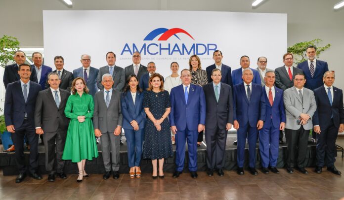 El ministro adelantó que el Gobierno enviará al Congreso un proyecto de ley para eliminar impuestos considerados anacrónicos y simplificar el cumplimiento tributario.