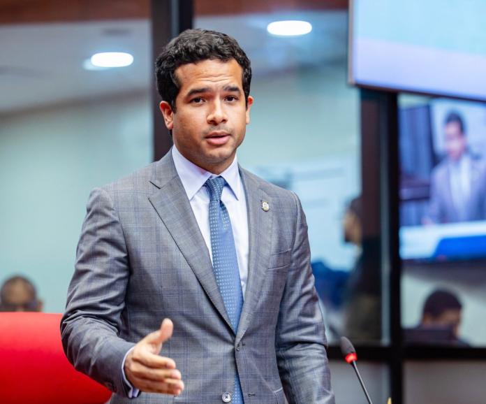 Omar Fernández pide sacrificios compartidos ante crisis y cuestiona medidas del Gobierno