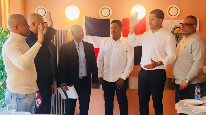 Entre los juramentados están Augusto Ulloa y Edison Francisco Morán, quienes junto a su equipo de trabajo pasaron a formar fila en el partido blanco.