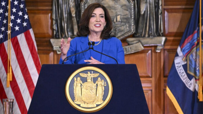 En una conferencia de prensa para promover iniciativas para enfrentar el alza en gas y energía, Hochul destacó que solo la semana pasada los precios de estos combustibles aumentaron 8 centavos y 11 centavos por galón, respectivamente.
