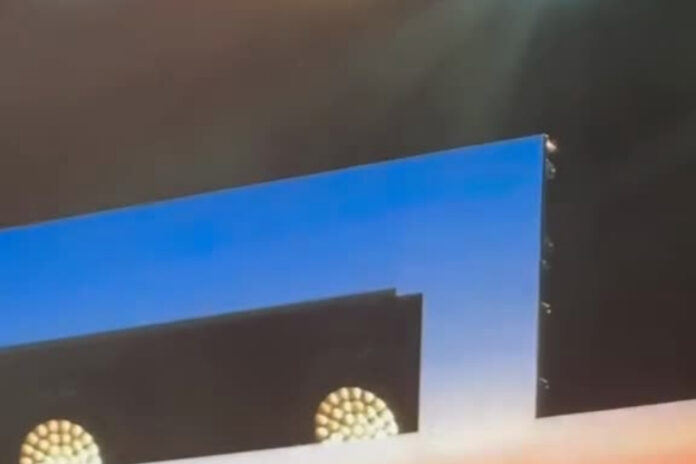 “Pude grabar con mi teléfono unas imágenes que andan virales donde se ven goteras cayendo en el escenario del teatro. Mucha agua cayendo”, expresó el comunicador al referirse a lo ocurrido.