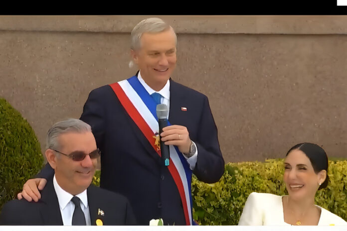 Durante el brindis oficial celebrado en el Palacio de Cerro Castillo, Kast agradeció la presencia de la delegación dominicana y destacó la buena acogida recibida por su país.