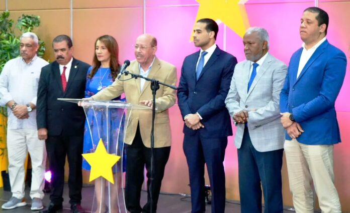 En ese sentido, sostuvo que si la población enfrenta mayores costos y las empresas deben ajustarse, el Estado también debe asumir su responsabilidad con disciplina y dando el ejemplo.