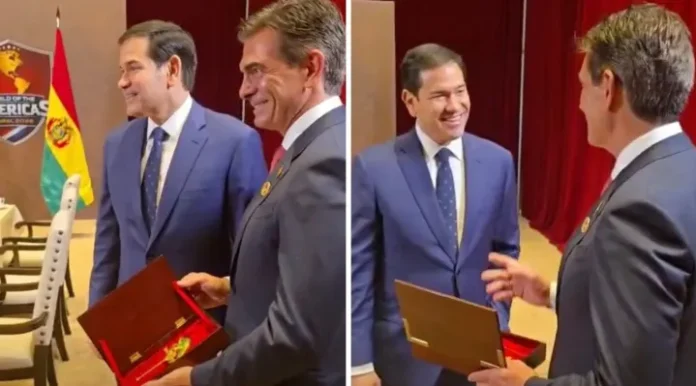 La historia contada en X por el subsecretario de Estado de los EE.UU., Christopher Landau, relata que Bush recibió en la Casa Blanca a Paz Zamora con sus hijos, entre ellos el actual gobernante boliviano. En ese momento le entregó la reliquia familiar.