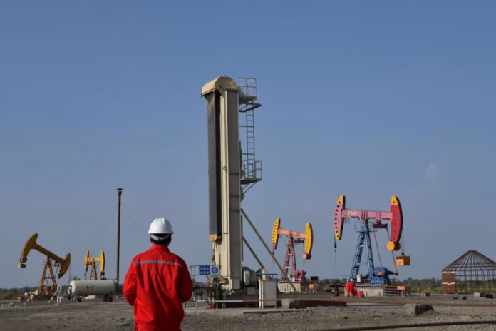 China fija precios máximos al combustible por tensiones en Medio Oriente