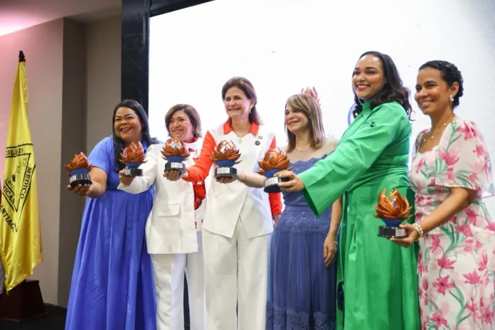 Durante la ceremonia, Peña destacó que este reconocimiento también invita a valorar el legado de las mujeres que han contribuido al desarrollo del sistema de salud en Santiago y en todo el país.
