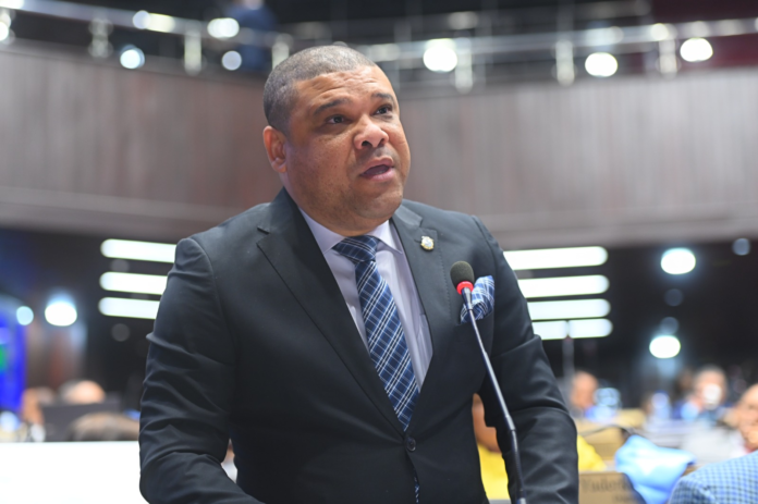 En ese sentido, el congresista reiteró que ha sido coherente en su postura a favor de las candidaturas independientes, siempre que estén debidamente reguladas dentro de un marco legal claro y robusto.