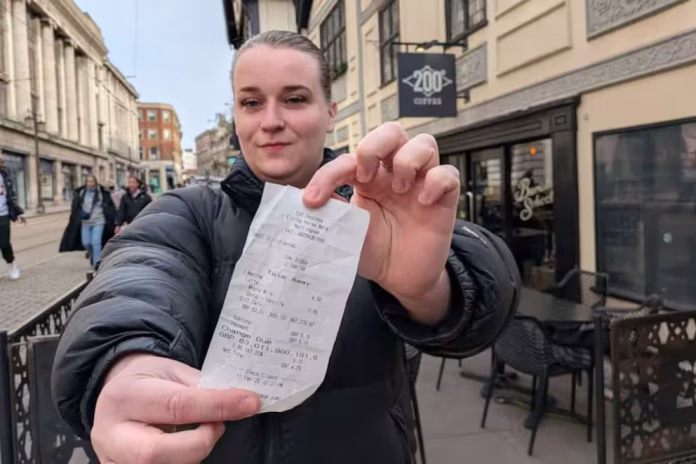 Sophie Downing descubre saldo de 63 cuatrillones de libras en una tarjeta de café por error