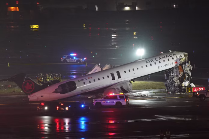 Un avión chocó con un camión de bomberos en el aeropuerto LaGuardia en Nueva York: al menos dos muertos