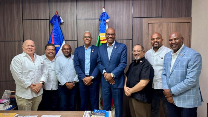 También estuvieron presentes Kaming Rosario Estévez, secretario de finanzas del gremio; Isidro Mejía, vicepresidente; José Ramón Santos, secretario de organización; y el expresidente Corpus Montero.
