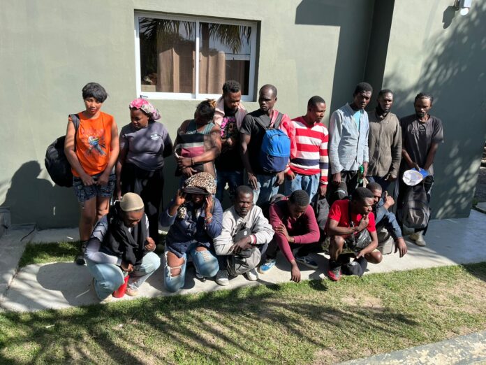 Ejército detiene a 18 haitianos ilegales en Imbert durante operativo de interdicción