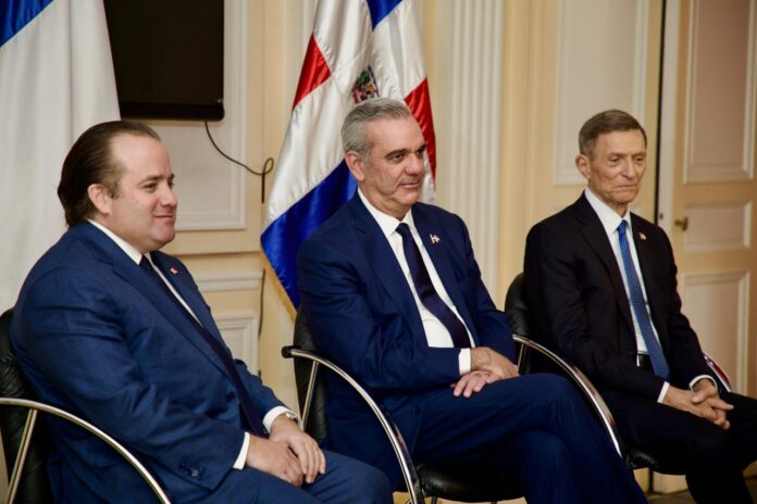 Abinader se reúne con dominicanos en París y plantea nuevas iniciativas para la diáspora