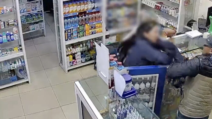 Las imágenes de las cámaras de seguridad registran el momento en el que, llena de valor, la mujer decide no permitir que el delincuente cumpla con su cometido, echándolo a golpes del local.