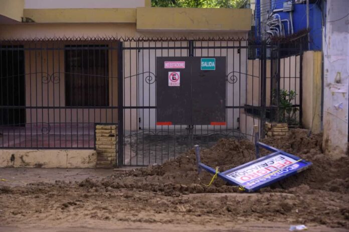 ¡Otra vez! Explota tubería en Marilópez y agua con piedras invade casas en Santiago