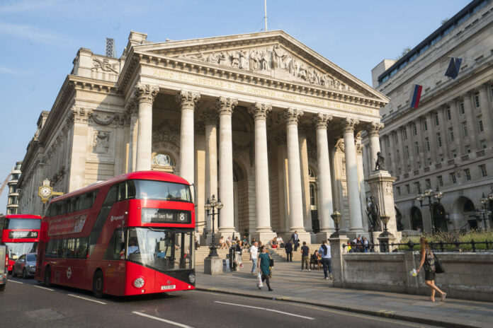 Parecida era la tónica observada en las bolsas europeas, que en su mayor parte (Madrid, París, Fráncfort) cerraron con leves bajadas parecidas a la de Londres, con excepción de Milán.
