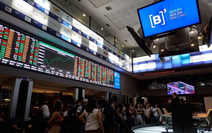 Con este nuevo dato y a mitad de semana, la bolsa paulista ya acumuló una subida del 2,21 %, tras haberse llevado dos tímidas ganancias este lunes (0,06 %) y martes (0,05 %).