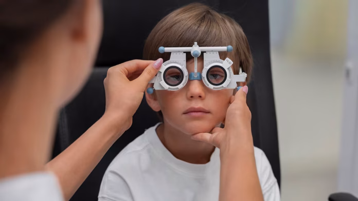 La investigación, publicada en Frontiers in Medicine, analizó a 2,262 estudiantes de la Comunidad de Madrid, evaluando su salud visual, antecedentes familiares y hábitos diarios.