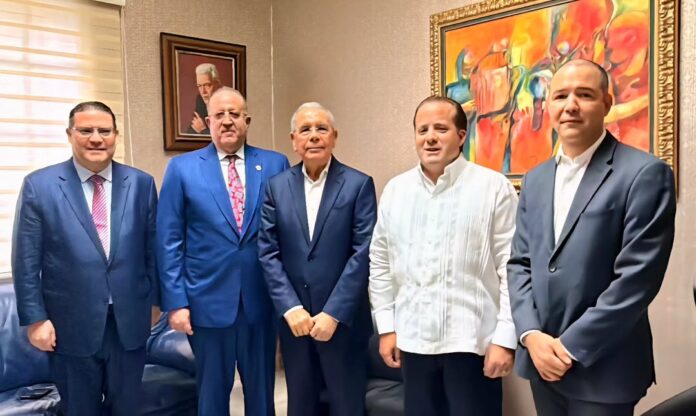 Danilo Medina recibe representación del Gobierno en reunión política; Pujols le acompaña