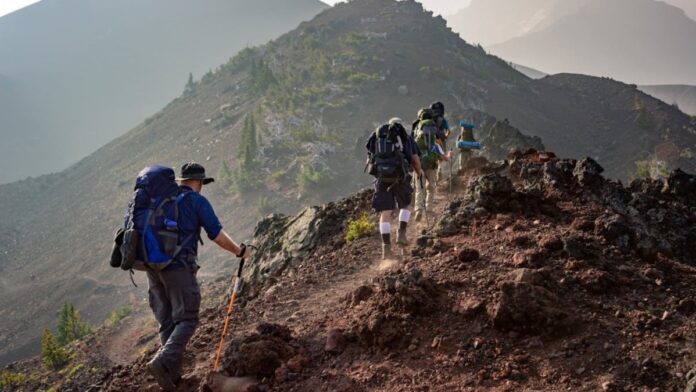 Evacúan a más de 100 excursionistas del Pico Duarte por alerta amarilla en La Vega