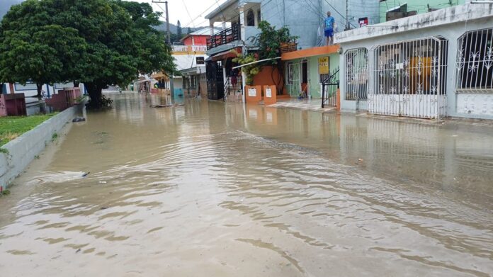Fuertes lluvias provocan desbordamientos e inundaciones en comunidades de Puerto Plata