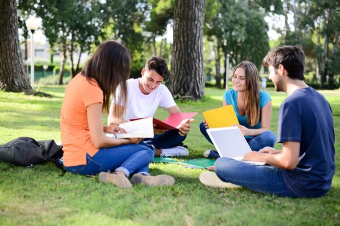Trucco agregó que en América Latina, el promedio de las personas en situación de pobreza alcanza el 16 % entre quienes tienen educación secundaria, pero la cifra se reduce al 8 % en las que cuentan con cursos técnicos.
