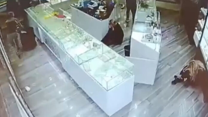 Ladrones dejan vacía una joyería en menos de un minuto