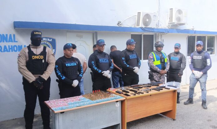 Policía realiza allanamientos en Barahona y ocupa armas, municiones y mercancía ilícita