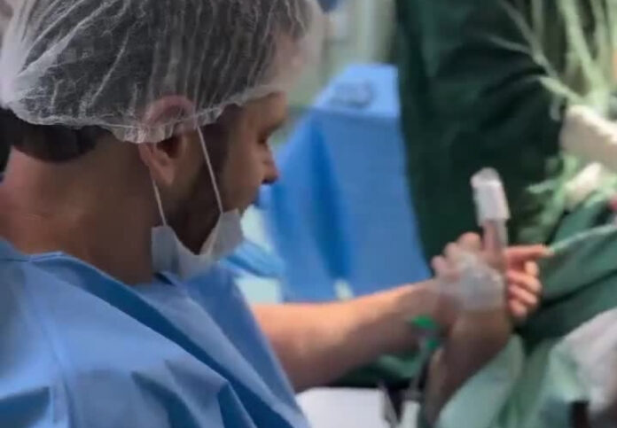 Papá se desmaya en pleno parto… ¡y el bebé llega como un campeón!