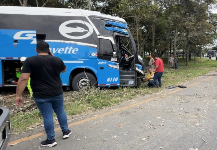 Al menos seis personas mueren en un accidente de autobús en el centro de Colombia