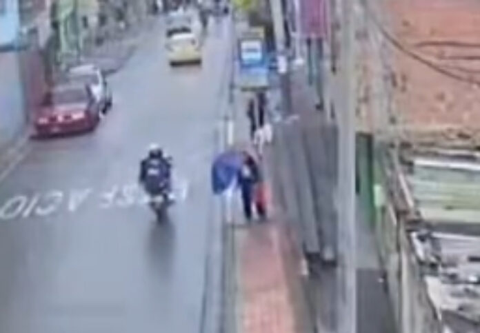 Esperaba un bus y terminó muerta al ser atropellada por una rueda suelta