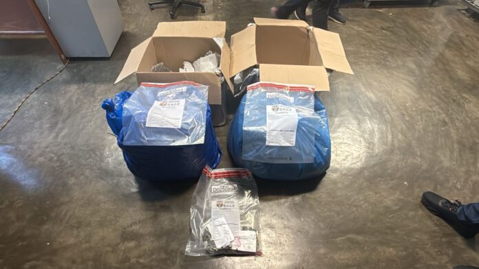 Operativo en el AILA: incautan dos fundas con 35 libras de marihuana